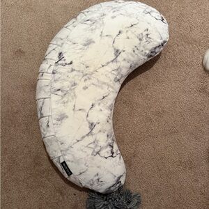 Dock A Tot la maman wedge Nursing Pillow with Tassel